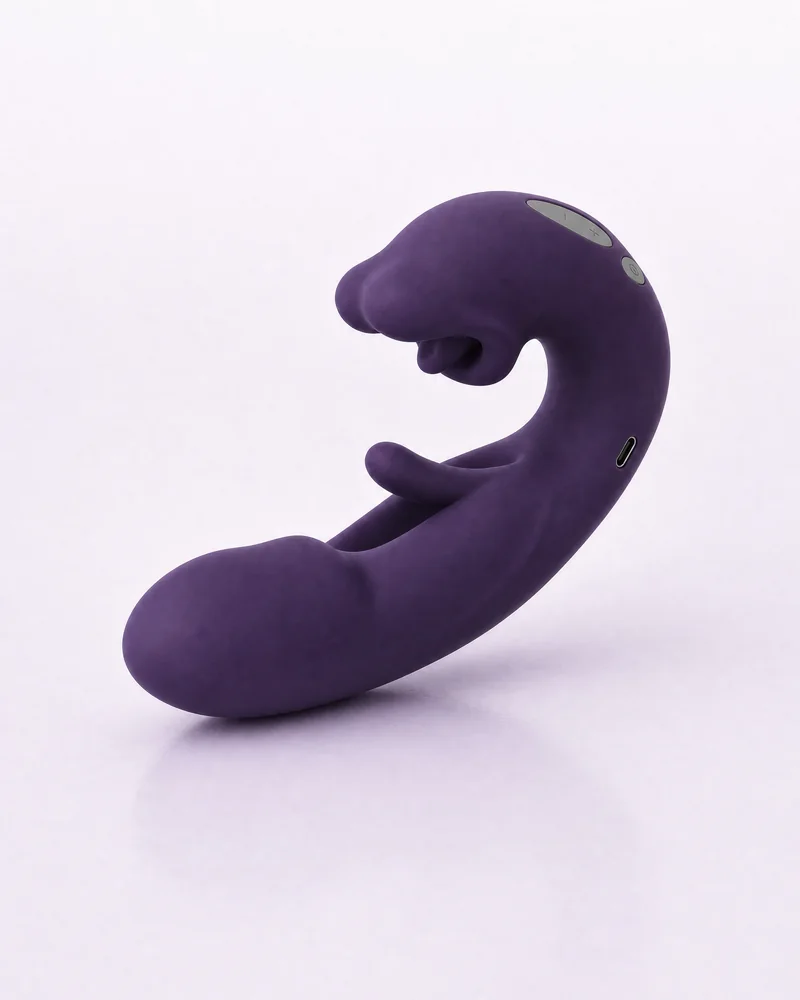 Red Lip vibrator i lila sedd snett från sidan